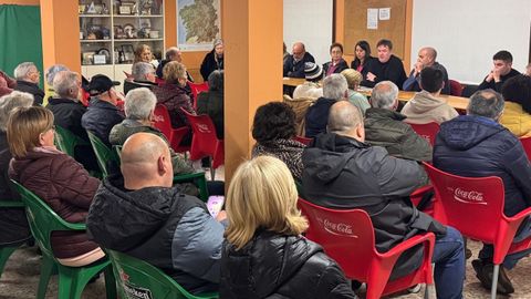 El gobierno local de Sada se re�ne con los vecinos de Meir�s para exponer las alegaciones municipales a la instalaci�n del proyecto de bater�as en este n�cleo.