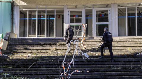 Labores de vigilancia de la Polica Nacional en el antiguo HUCA