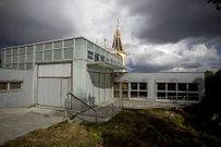 Una valla rodea el centro, que seguir� cerrado meses.