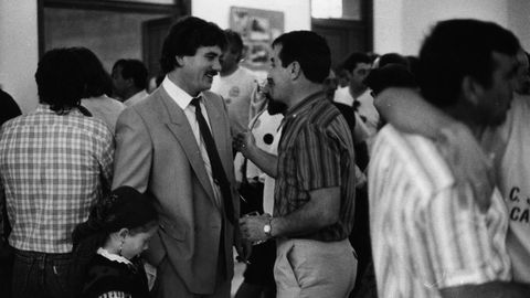 Sito Mianco, en 1989, con bigote, durante un homenaje al equipo de ftbol de Cambados, del que era presidente