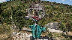 El artesano y escultor autodidacta C�ndido Canedo tiene expuestas sus creaciones junto a su casa de Vidueira