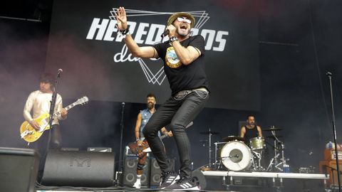 Javi Maneiro en primeiro plano durante un concerto de Heredeiros da Crus do 2023.