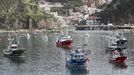 Barcos permanecen atracados en el puerto de Cudillero, Asturias