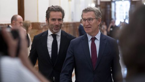 Feijoo, acompaado de Borja Smper, en el Congreso.