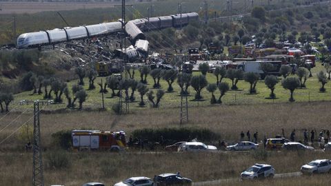 Servicios de emergencia trabajando en el lugar del accidente ferroviario de Urda.