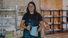 Sara Antonella Carabajal, alfarera, en su taller de cer�mica S� para min, en Allariz.