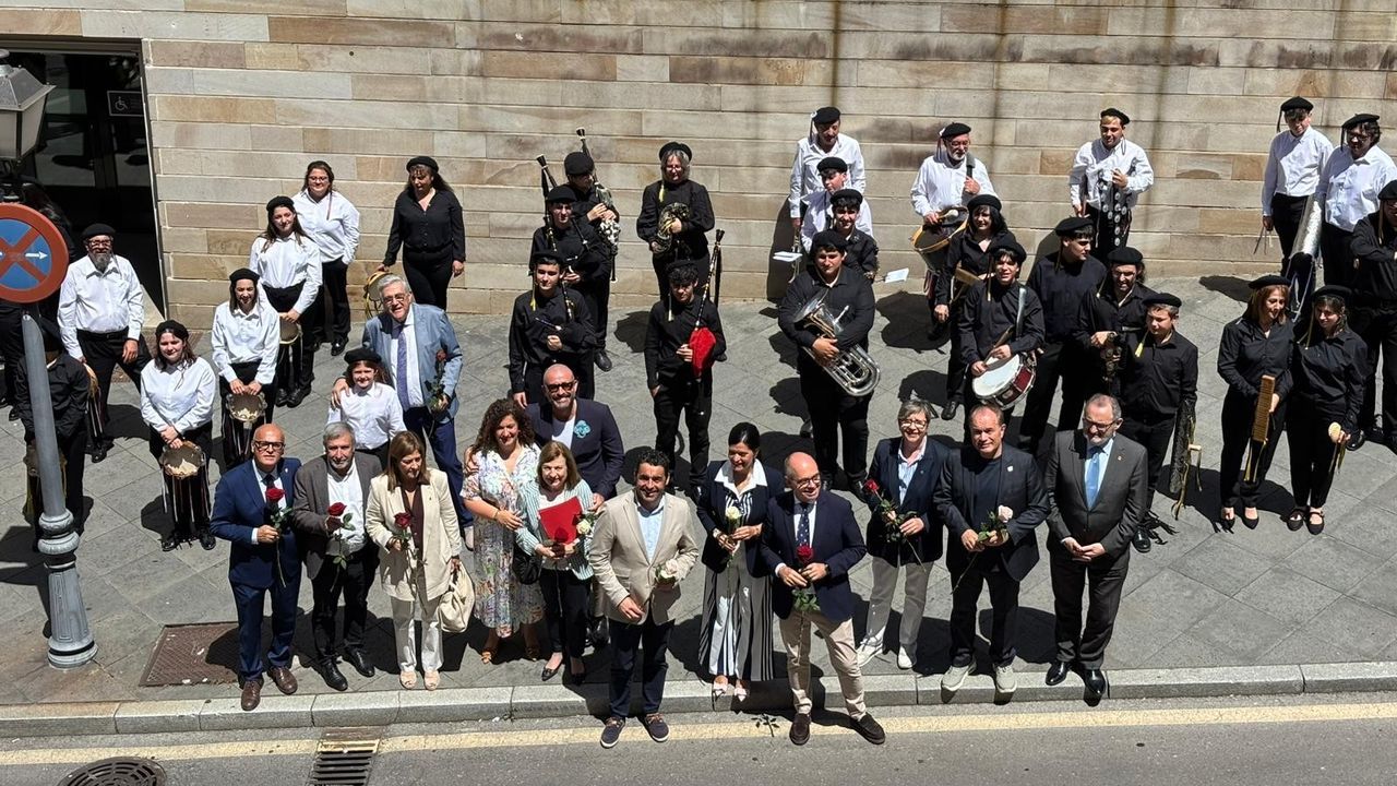 Mos presenta la Festa da Rosa en Madrid con 50 músicos de una rondalla