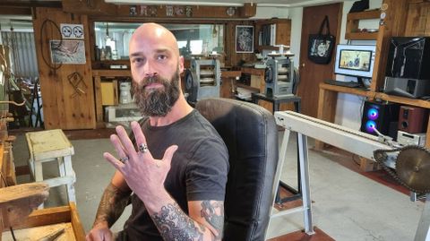 Santiago Prada, en su estudio en O Barco, con dos anillos de la colección Vida Pirata.