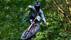 El rider mariano en un momento de la bajada en A Fracha.