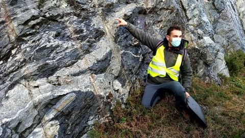 Fran Canoso, gelogo que muestra las particularidades de las rocas en diversas rutas geolgicas