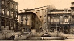 Una postal de la esquina de la plaza de la Catedral con la Casa de la R�a, quiz� el palacio en uso m�s antiguo de Oviedo
