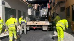 Trabajos de asfaltado de la calle Eloi Mira en O Barco.