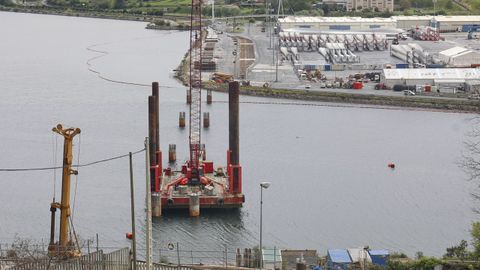 Obras de construcción del viaducto sobre la ensenada de A Malata para la conexión ferrovaria al puerto exterior