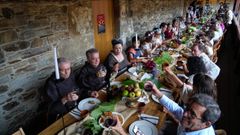 Cena medieval en el monasterio de Bergondo, por los actos del 900.� aniversario. Asisti�, vestida de �poca, la alcaldesa, Alejandra P�rez, primera a la izquierda.