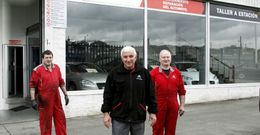 Los tres mec�nicos inauguraron esta semana el taller A Estaci�n. 