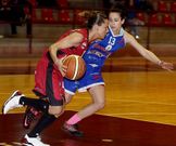 Laura Mu�oz trata de salvar la presi�n de una rival.