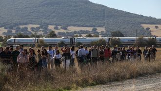 Supervivientes del accidente ferroviario de Toledo esperando para ser evacuados.