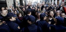 Polic�as nacionales conteniendo a los manifestantes el pasado 18 en el desahucio frustrado de Aurelia Rey.