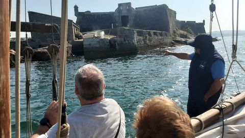 DESDE EL CASTILLO DE SAN ANTÓN HASTA MERA El galeón parte del dique de abrigo, navega hacia la Marina Real y la lonja, y pone rumbo a los faros de Mera. Las reservas pueden hacerse a través de Google Business.