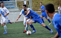 El centrocampista sportinguista Peque disputa un bal�n con el medio camari��n Mori�o. 