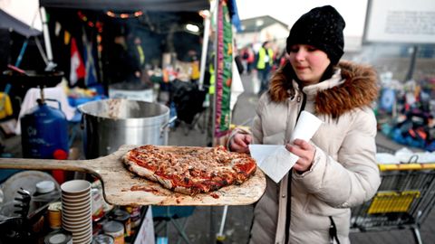 Detalle del dispositivo solidario de acogida ante la llegada de refugiados ucranianos a la localidad polaca de Medyka, cerca de la frontera.