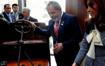 Un acto en Campana donde Lula da Silva y Cristina Fern�ndez, presidenta de Argentina, observan el coche.