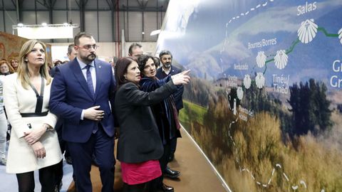 Graciela Blanco, Adrin Barbn, Adriana Lastra, Berta Pin y Alejandro Calvo observan sobre un mapa el recorrido del Camino Primitivo, en el pabelln de Fitur