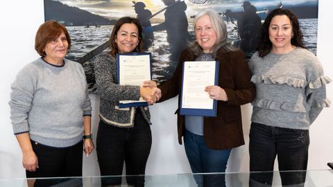 Representantes de O Peirao con la conselleira de Mar