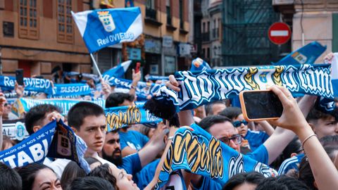 Cientos de personas durante la celebraci�n del ascenso a Primera Divisi�n del Real Oviedo