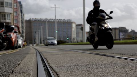 Ra�les del tranv�a entre la Domus y el hotel Meli� Mar�a Pita