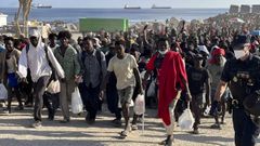 Migrantes son desalojados de la playa el Trampol�n en Ceuta