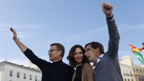 Alberto Nez Feijoo, Isabel Daz Ayuso y Jos Luis Martnez-Almeida, en la concentracin de la Puerta del Sol contra la amnista.
