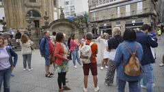 Un recorrido turstico explicando la iglesia de la Peregrina