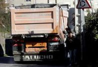 Los transe�ntes no tienen aceras para refugiarse al paso de los camiones. 