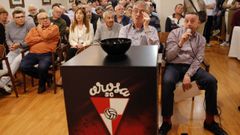 Francisco Vázquez Rogel, a la derecha de la imagen, en la asamblea de su expulsión como socio del Arousa el 27 de abril del 2023