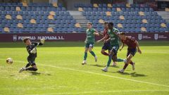 Brais Abelenda anotando uno de los dos tantos que le marc al Arenteiro esta pretemporada