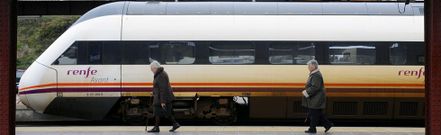 En la fotograf�a, vista de un ferrocarril entre Ferrol y A Coru�a a su llegada a la d�rsena ferroviaria de la ciudad herculina. 