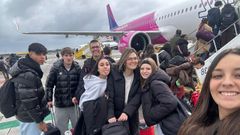 Alumnos del CIFP Montecelo, en Pontevedra, a punto de subirse al avi�n en Oporto