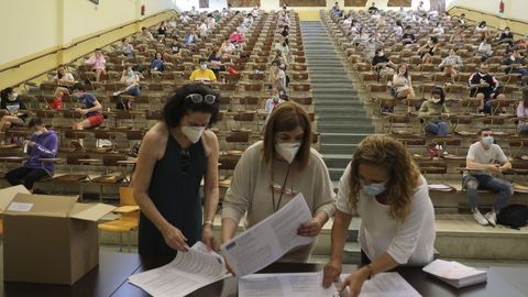 Instantes previos al inicio de los ex�menes de la ABAU en la facultad compostelana de Ciencias Econ�micas