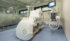 <span lang= es-es >Sillones de 17.000 euros</span>. Las unidades de reanimaci�n estrenan equipamiento de �ltima generaci�n. Los puestos para los pacientes son sillones que se convierten en cama. Cuestan 17.000 euros. 