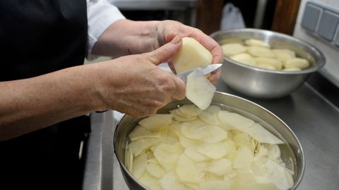 Utiliza siempre patata kennebec y, a poder ser, sin fertilizantes qumicos. Se corta fina y desigual. Para una tortilla mediana, necesitars al menos un kilo. 