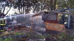 Extinci�n de un incendio en una casa de madera abandonada en la calle Solar