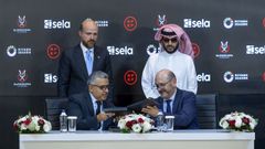 El presidente de la Real Federaci�n Espa�ola de F�tbol (RFEF), Rafael Louz�n (d, sentado), firm� este jueves en Estambul en la sede de la Federaci�n Turca de F�tbol, el acuerdo para la organizaci�n por primera vez en esta ciudad de la Supercopa del pr�ximo a�o.
