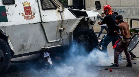 El estallido callejero del 3 de mayo en Caracas dej� otra cruda imagen: Pedro Yammine, de 22 a�os, atascado bajo las ruedas de un blindado.