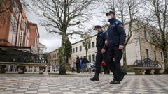Agentes de la Polic�a Local de Noia, en una fotograf�a de archivo en la Alameda