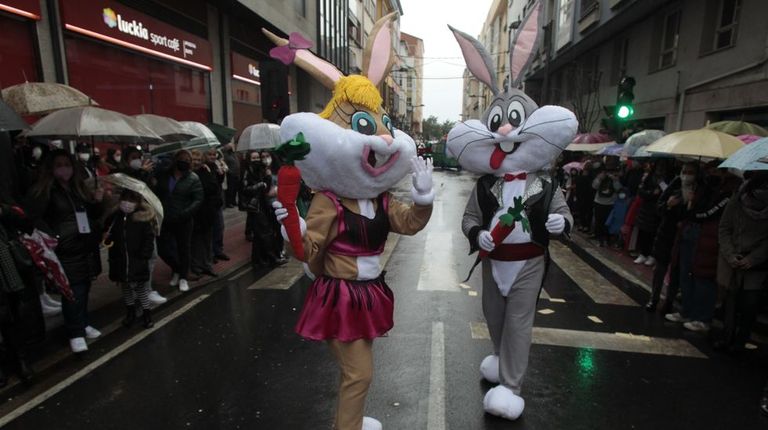 El desfile de comparsas de carnaval rene todos los aos a cientos de participantes en Monforte 