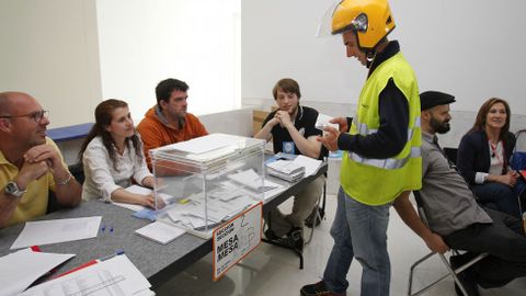 Alto en el camino en un colegio electoral de Santiago