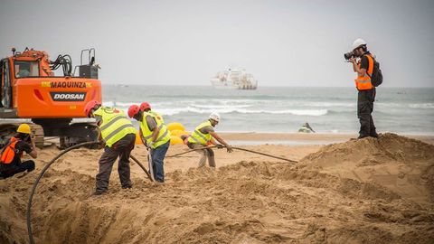 Colocación de un cable submarino por la empresa Telxius