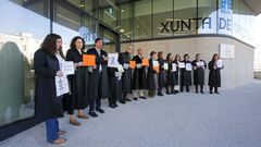 Adem�s de la huelga, los letrados judiciales mantienen sus acciones de protesta, como esta del viernes los juzgados de Pontevedra.