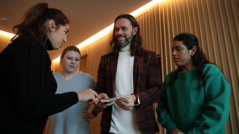 Mabel, Elena y Tamara, junto al dise�ador Javier Quintela